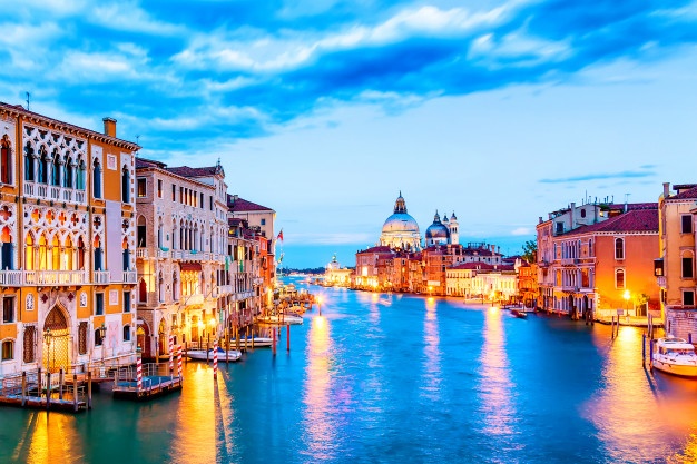 basilica-santa-maria-della-salute-grand-canal-blue-hour-sunset-venice-italy-with-boats-reflections_136401-32 - 복사본.jpg